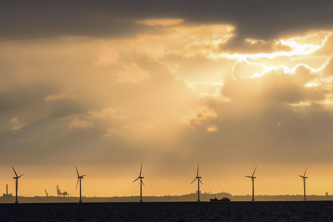 Windräder bei Kopenhagen im Gewitter: Dunkelflauten sind in Dänemark kein Thema.
