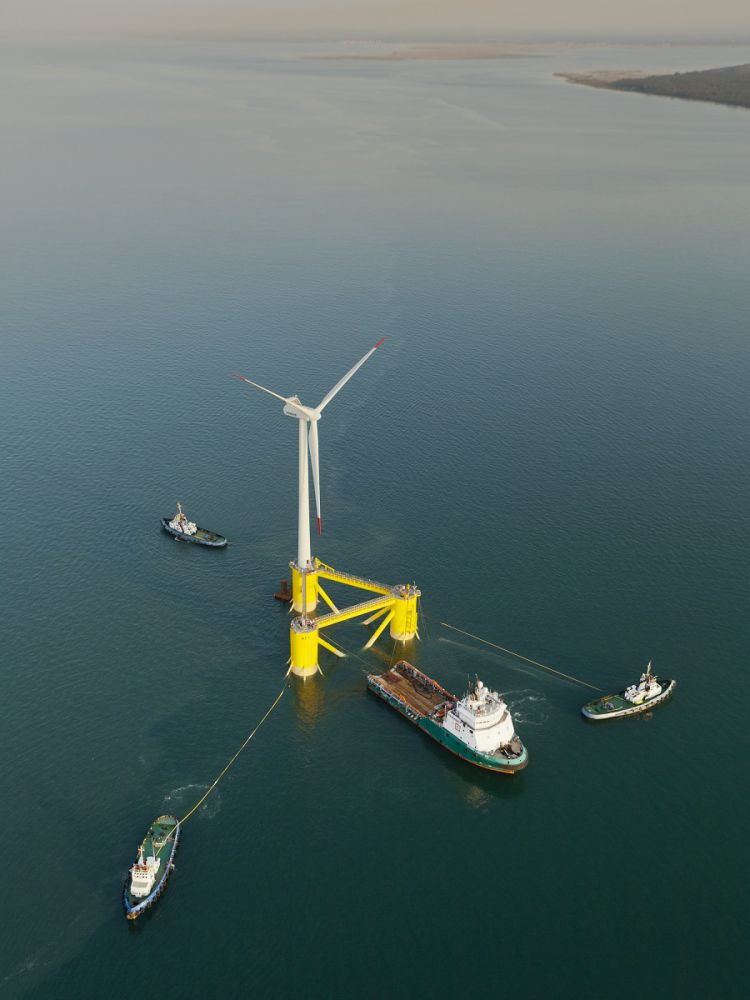 Floating Wind: Seit 2011 liefert ein schwimmendes Zwei-Megawatt-Windrad vor der portugiesischen Küste Strom.