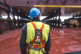 Nordic Yards: Die Jobs auf der früheren Warnow-Werft scheinen dank des Einstiegs in die Offshore-Windkraft zumindest vorerst sicher.