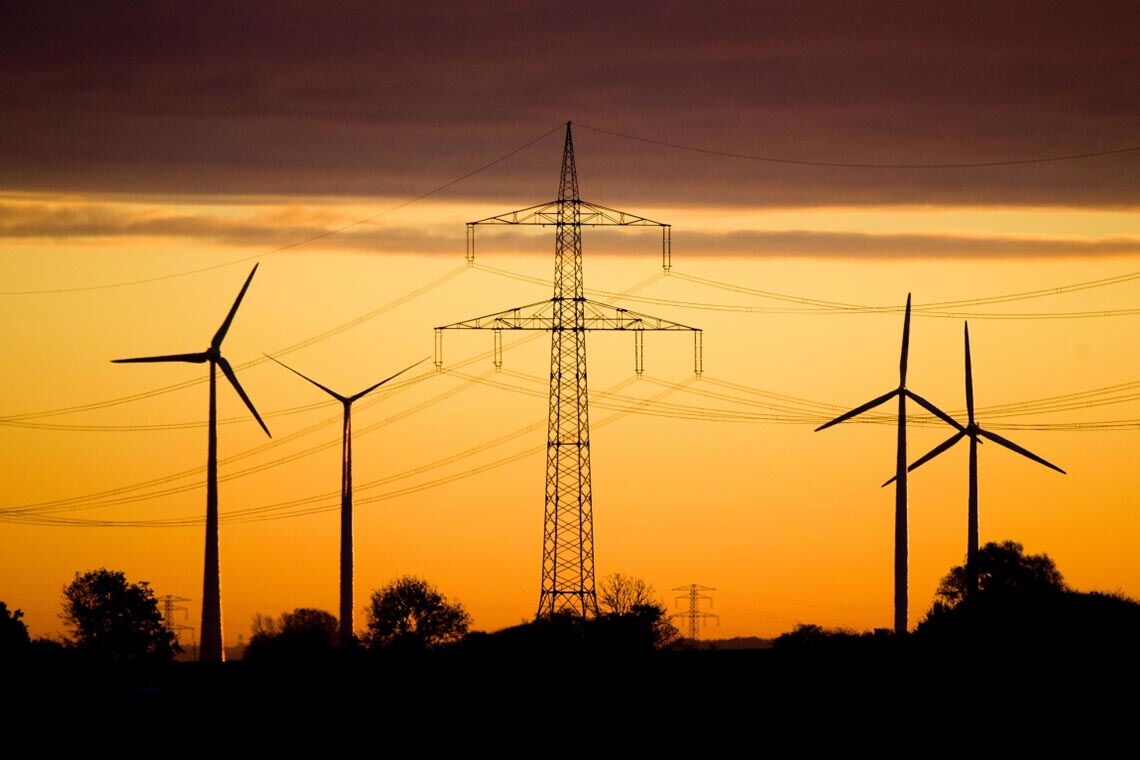 Stromleitung in Norddeutschland: Die Energiewende könnte viel günstiger sein, sagen Studien. Wenn sie besser gemanaget würde