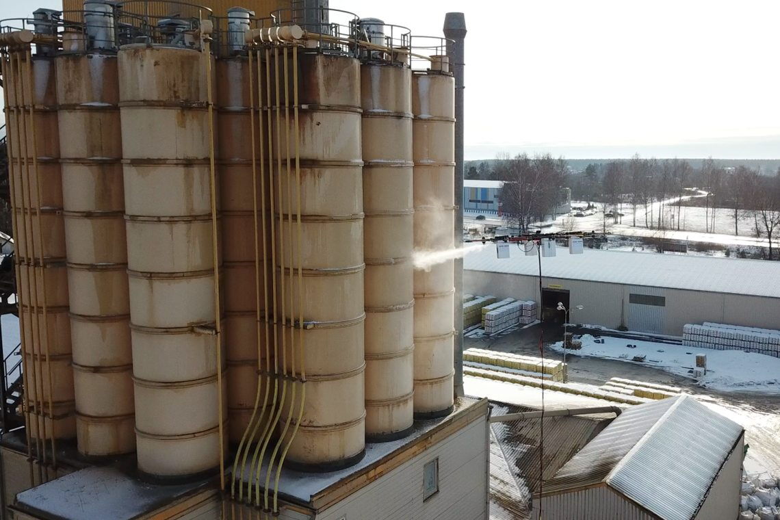 Nicht nur die Rotorblätter von Windrädern lassen sich mit der Drohne von Aerones reinigen. Hier ist das Gerät an einer Industrieanlage im Einsatz.