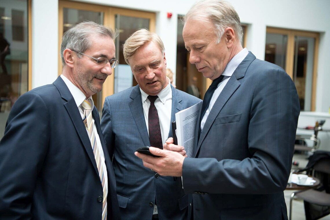 Die Vorsitzenden der Atomkommission Matthias Platzeck, Ole von Beust und Jürgen Trittin (von links) haben Vorschläge für die Finanzierung des Atomausstiegs vorgelegt – für die sie von Umweltverbänden und der Atomindustrie scharf kritisiert werden.