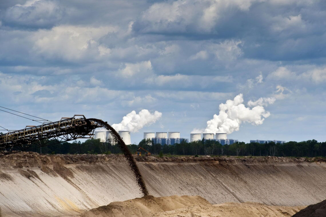 Braunkohlekraftwerk und Tagebau in Jänschwalde, Brandenburg.