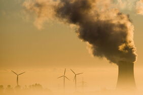 Kohlekraftwerk in Norddeutschland: Bei den Betreibern konventioneller Kraftwerke werden Jobs abgebaut. In Summe steigt die Zahl der Beschäftigten in der Energiewirtschaft aber.
