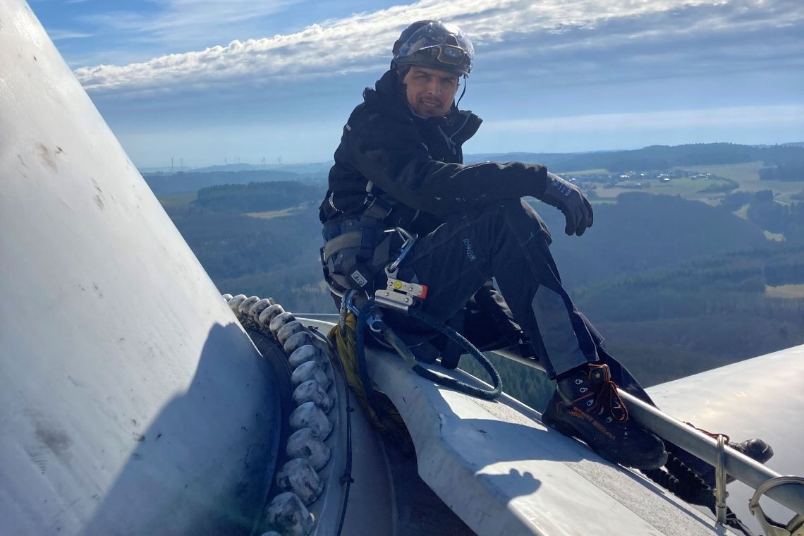 Der gebürtige Syrer Muohsien Alhamada ist Windkrafttechniker bei Enertrag. Um dem Fachkräftemangel in der Windenergie zu begegnen, erhalten Geflüchtete gezielt eine Ausbildung.