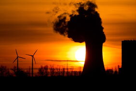 Welcher Strom darf zuerst ins Netz – der aus den Windrädern oder der aus dem Kohlekraftwerk?