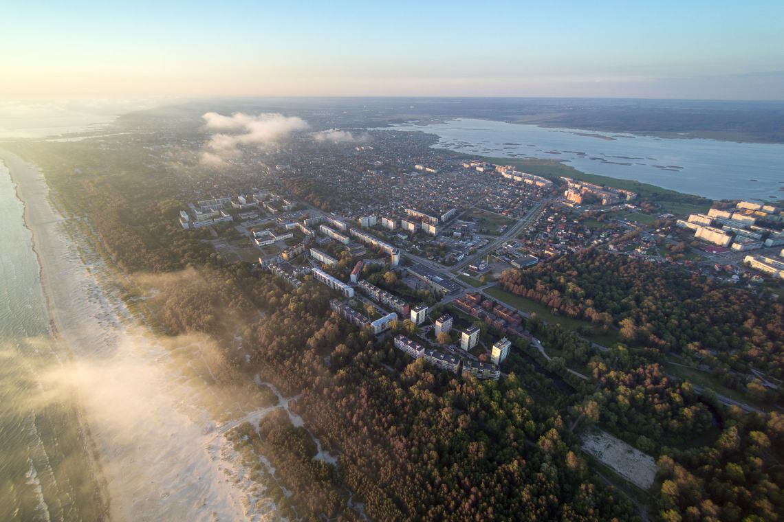 Luftbild der lettischen Stadt Liepaja an der Ostsee an einem schönen Sommerabend. Das Land bereitet den Einstieg in die Offshore-Windkraft vor.