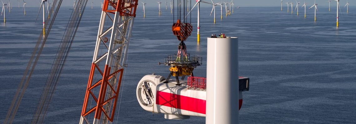 Bau eines Offshore-Windparks: Während die Windindustrie das Modell CfD (Differenzkontrakte) bevorzugt, präferiert das Bundeswirtschaftsministerium (BMWi) ein Gebührenmodell für die Ausschreibung von Offshore-Windparks.