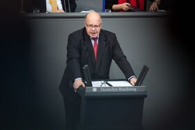 Der von Peter Altmaier vorgelegte Entwurf zur EEG-Novelle geht Kritikern nicht weit genug: Der Stromverbrauch in der Zukunft werde zu niedrig angesetzt, die Ausbauziele für Erneuerbare seien nicht ambitioniert genug.