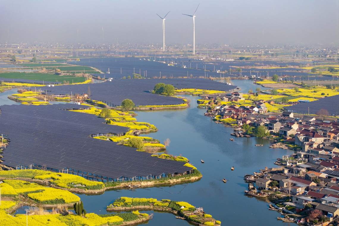 Solarpark im Dorf Xiaxi in der Stadt Taizhou in der ostchinesischen Provinz Jiangsu: Das Projekt verbindet Photovoltaik und Fischerei.