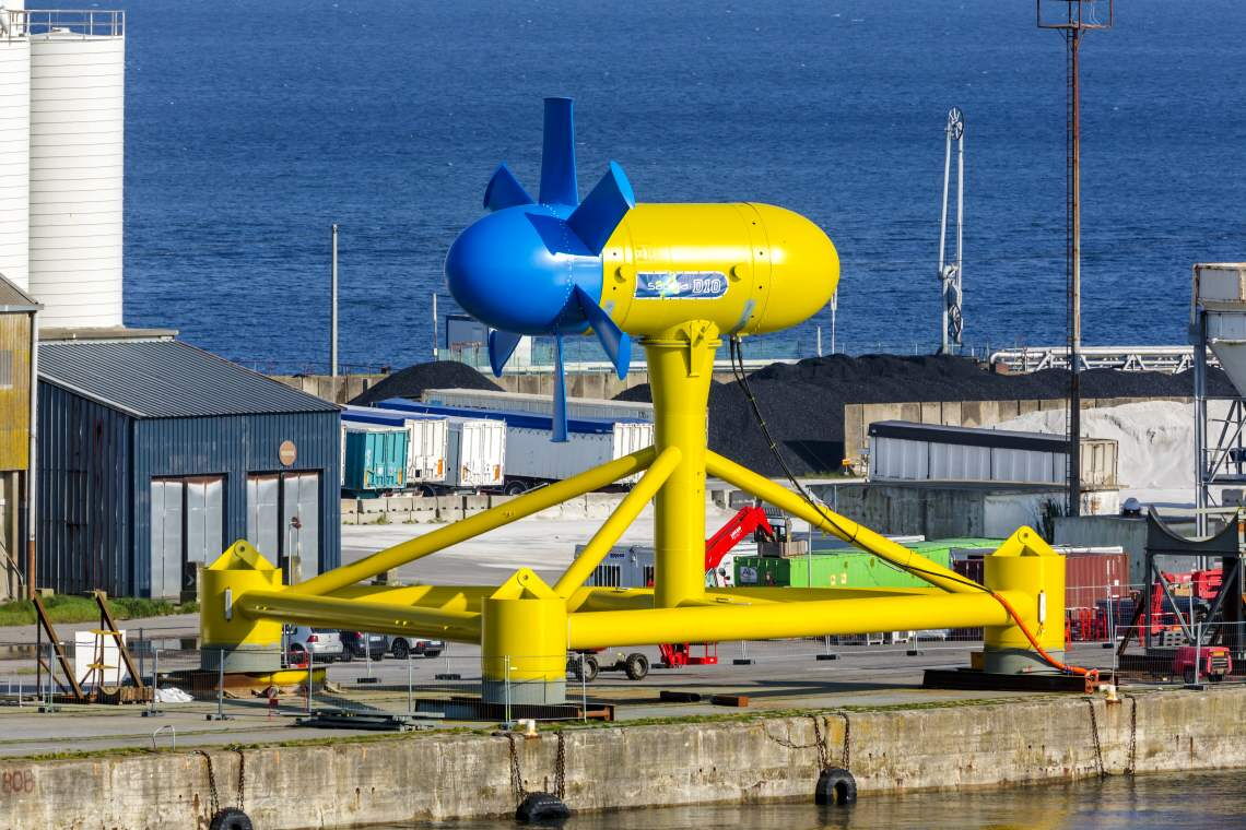 Eine Strömungsturbine am Hafen in der Bretagne: Frankreich setzt zunehmend auf Strom vom Meer. Foto: Sabella Balao