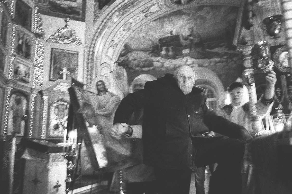 Mitten in Tschernobyl steht eine Kirche, in der Gläubige zu besonderen Anlässen zusammenkommen. Hier bereiten sie sich auf die Osterfeierlichkeiten vor. Foto: Arthur Bondar.