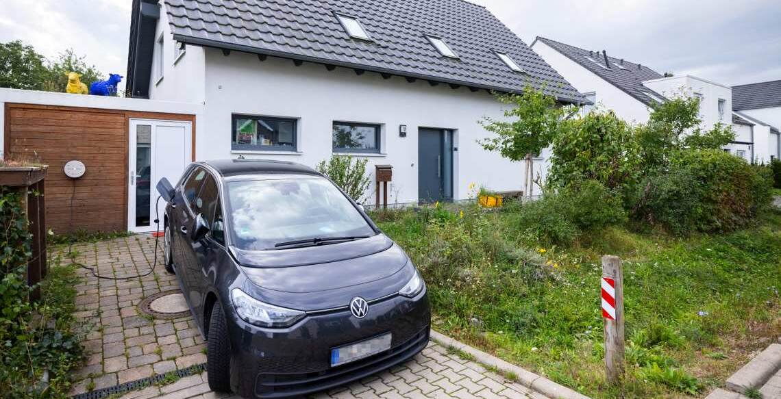 An der Börse fällt der Strompreis immer öfter ins Minus. Verbraucher mit Smart Meter und dynamischen Tarifen können davon profitieren. Doch für den Ausbau der Erneuerbaren schafft die Entwicklung Probleme.