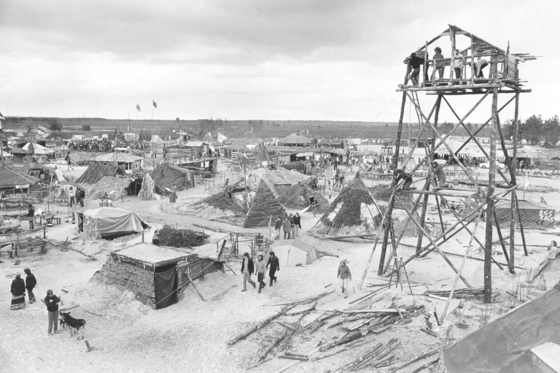 Republik Freies Wendland: Atomkraftgegner haben 1980 ein Hüttendorf mit Wachturm in Gorleben gebaut.