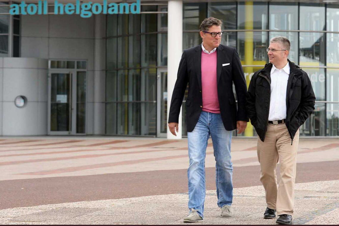 Helgolands Bürgermeister Jörg Singer (links) und Knut Schulze vom Offshore-Windparkbetreiber WindMW.