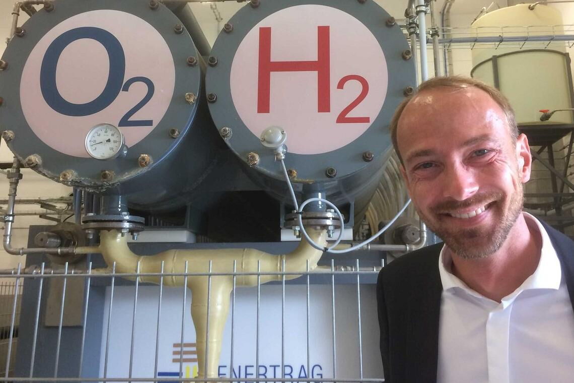 Enertrag-Sprecher Robert Döring vor der Elektrolyse-Einheit der Power-to-Gas-Anlage im brandenburgischen Prenzlau.
