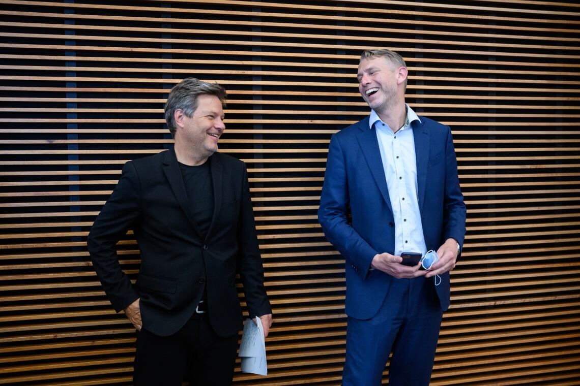 Erfolgreiche Industrieansieldung dank der Windenergie: Wirtschaftsminister Robert Habeck (links) begrüßt die Pläne zum Bau einer Batteriefabrik durch Northvolt-Chef Peter Carlsson.