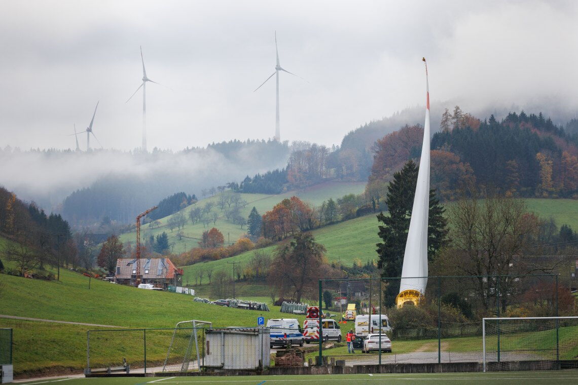 Spektakuläre Bilder vom Transport von Windrad-Flügeln: Die viele Tonnen schweren Riesen werden teils aufrecht durch enge Kurven manövriert.