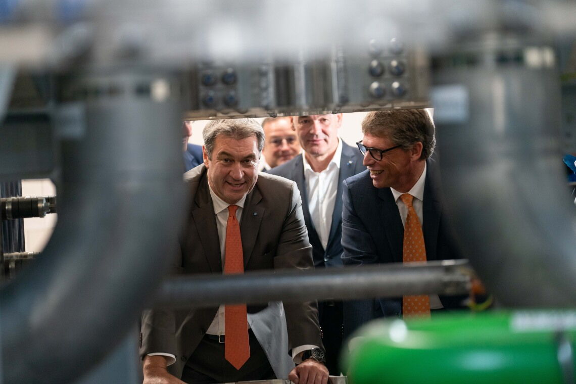 Der bayerische Ministerpräsident Markus Söder (CSU, l) steht zusammen mit Siemens-Vorstand sowie CEO Smart Infrastructure Matthias Rebellius (r) im Energiepark Wunsiedel vor einer Wasserstofferzeugungsanlage.