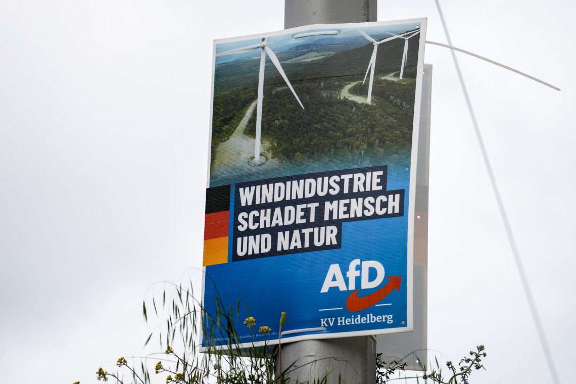Anti-Windkraft-Plakat der AfD: Die AfD lehnt Windparks ab – und lädt zu Anhörungen in Bundestagsausschüssen Leugner des Klimawandels in.