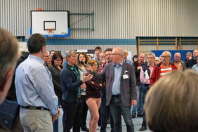 Christoph Ewen moderiert einen Infomarkt zu einem geplanten Windpark im schwäbischen Pfronstetten.