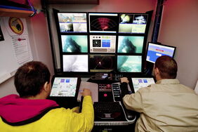 Suche nach Altmunition in der Nordsee: Zwei Männer im Kontrollstand eines Schiffs zur Kampfmittelbergung in der Trasse des Offshore-Windparks Riffgat.