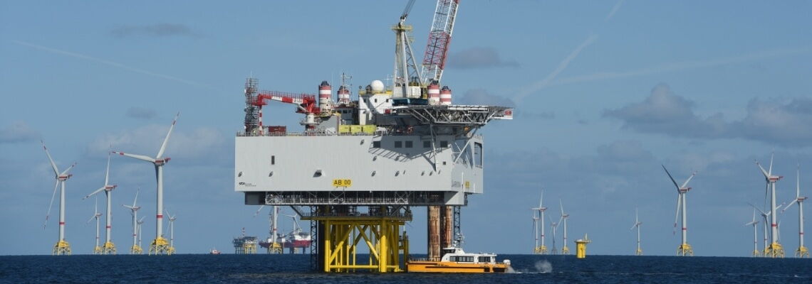 Umspannplattformen wie hier im Offshore-Windpark Arkona vor Rügen sammeln den Strom der Windräder und schicken ihn zum Festland. Würde der Strom direkt auf See in Wasserstoff umgewandelt, wären sie überflüssig.