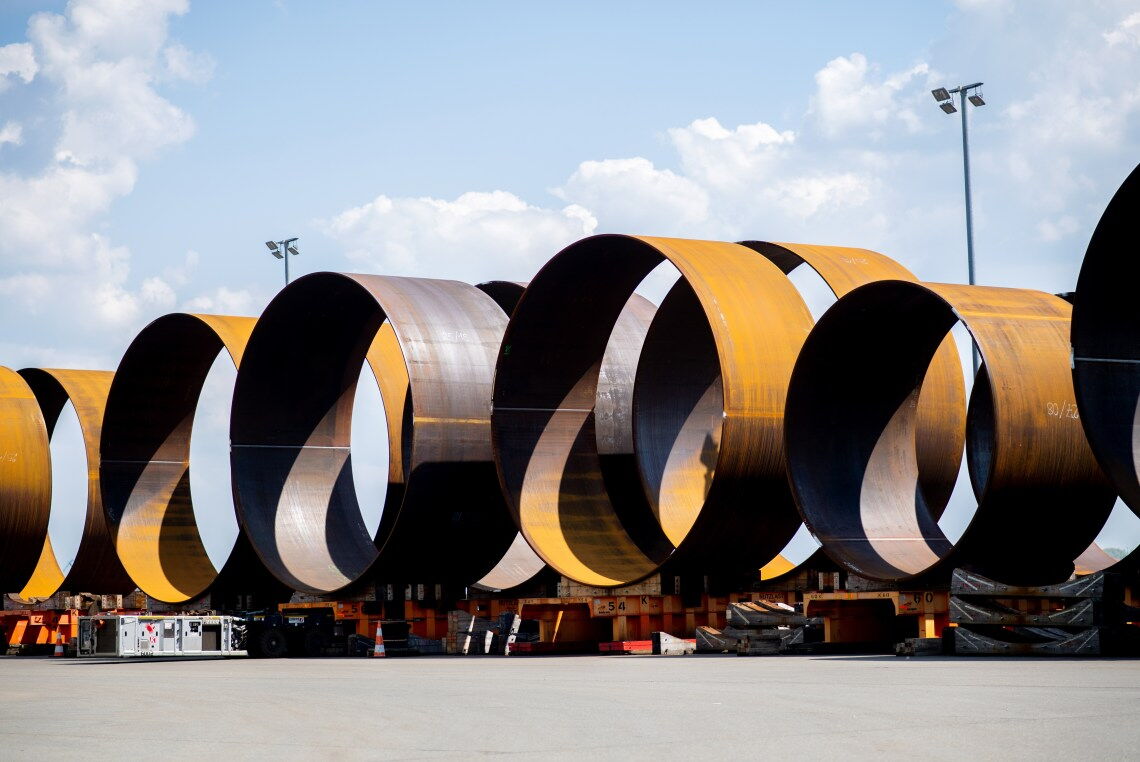 Stählerne Riesen: Bauteile für Offshore-Wind-Fundamente liegen bei Steelwind im niedersächsischen Nordenham.