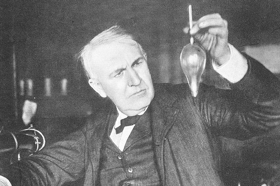Thomas Alva Edison, Erfinder der Glühbirne, unterlag im „Stromkrieg“ seinen Rivalen Nikola Tesla und George Westinghouse.
