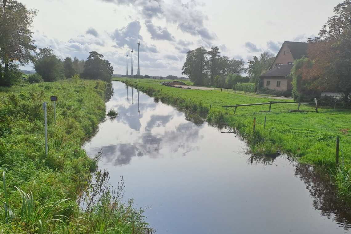 Die Windräder im niedersächsischen Holle sind mit einer bedarfsgesteuerten Nachtkennzeichnung ausgestattet: Sie blinken nachts nur dann, wenn sich ein Flugzeug oder Helikopter nähert.