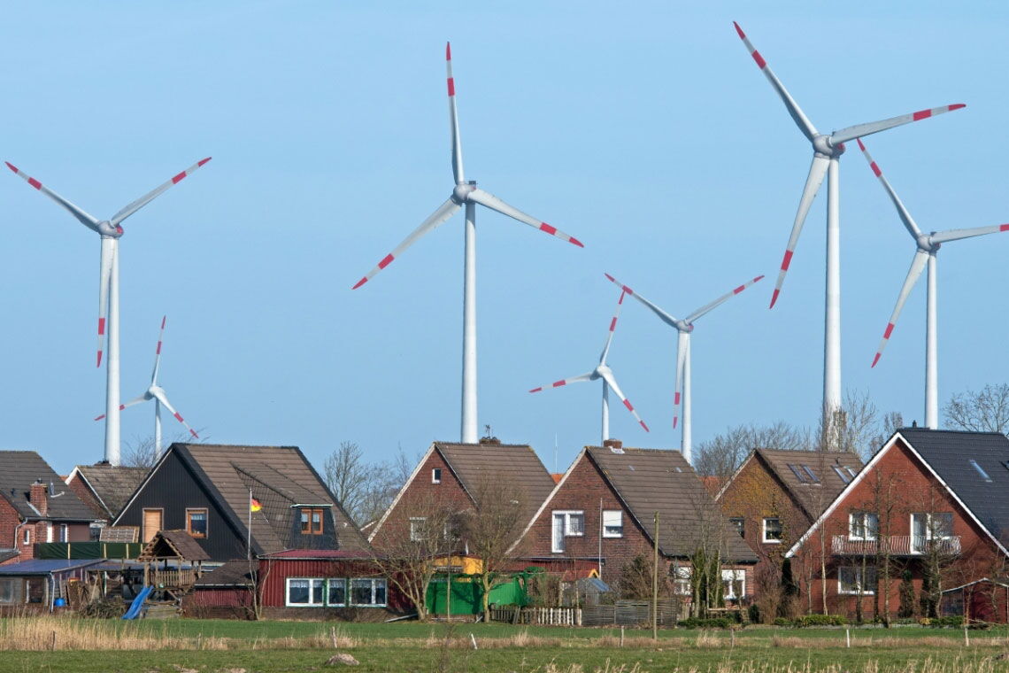 Windräder nahe einer Wohnsiedlung bei Wittmund: Die Betreiber sollten schon früh in der Planungsphase den Kontakt zu Anwohnern suchen, rät Johannes Pohl. So ließen sich viele Bedenken im Vorfeld ausräumen.